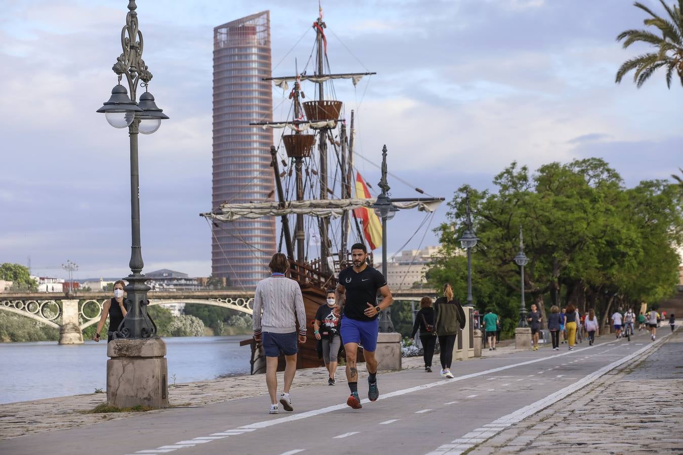 Sevilla, tomada por paseantes y deportistas