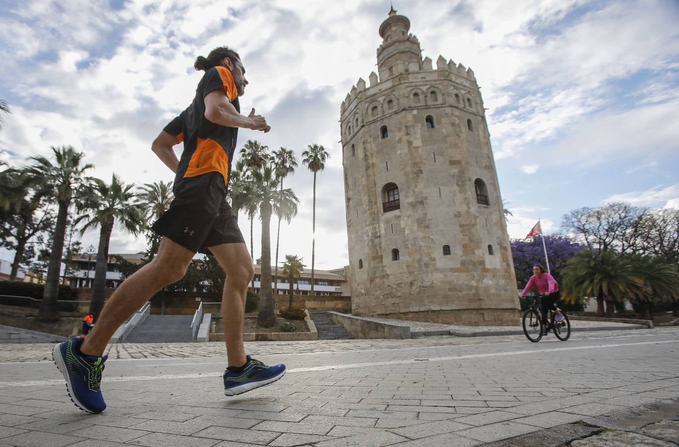 Sevilla, tomada por paseantes y deportistas