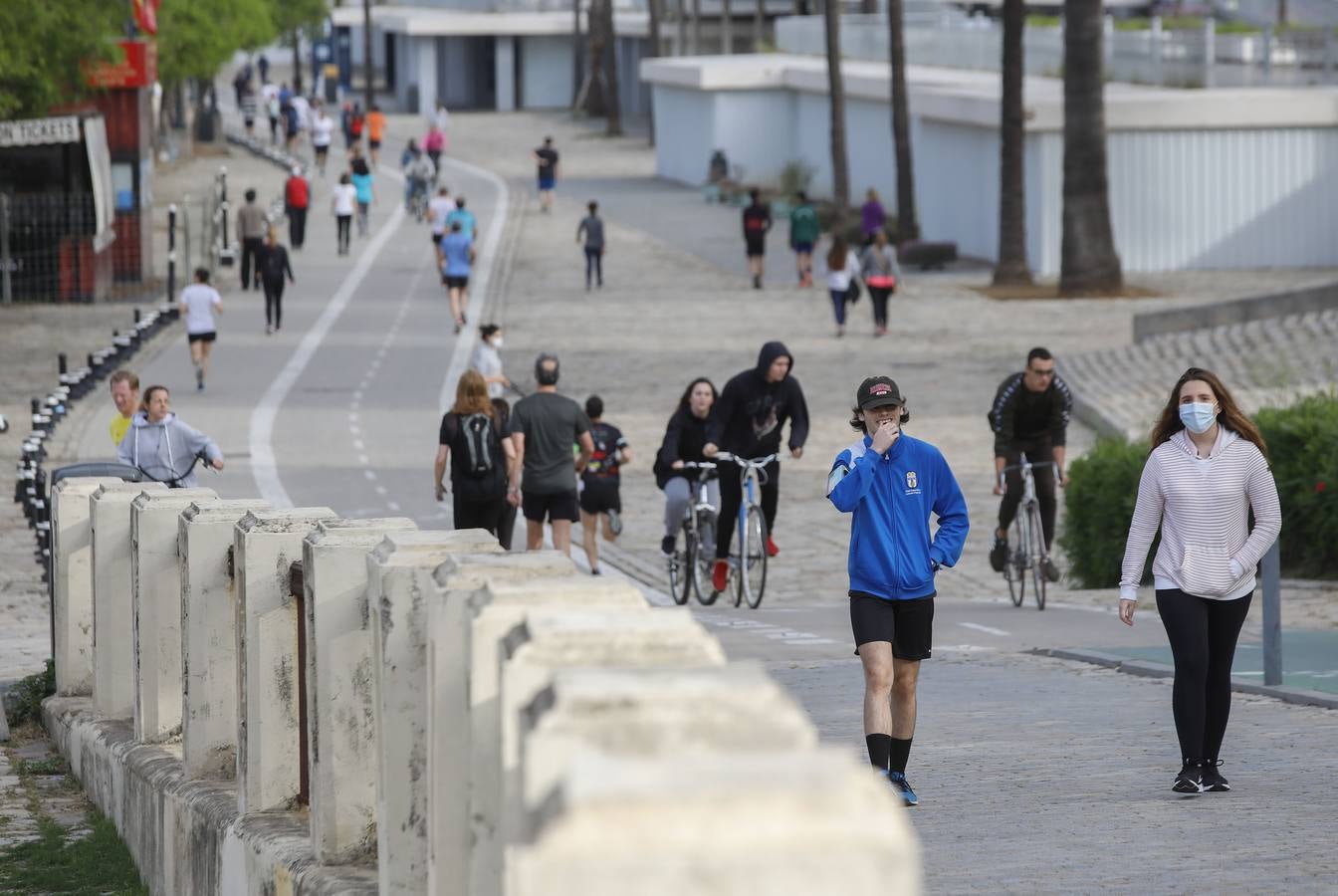 Sevilla, tomada por paseantes y deportistas