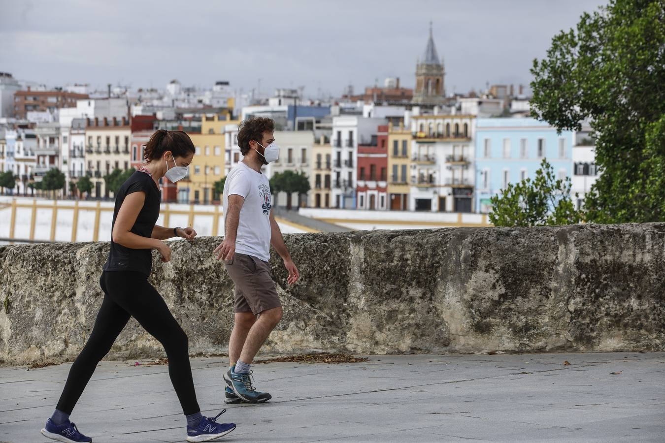 Sevilla, tomada por paseantes y deportistas