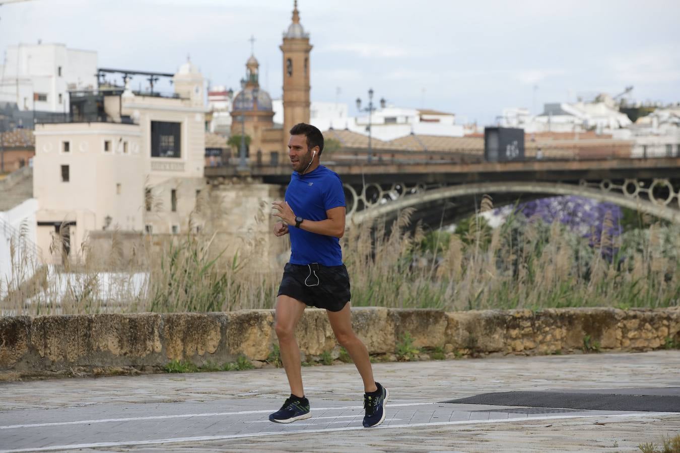 Sevilla, tomada por paseantes y deportistas