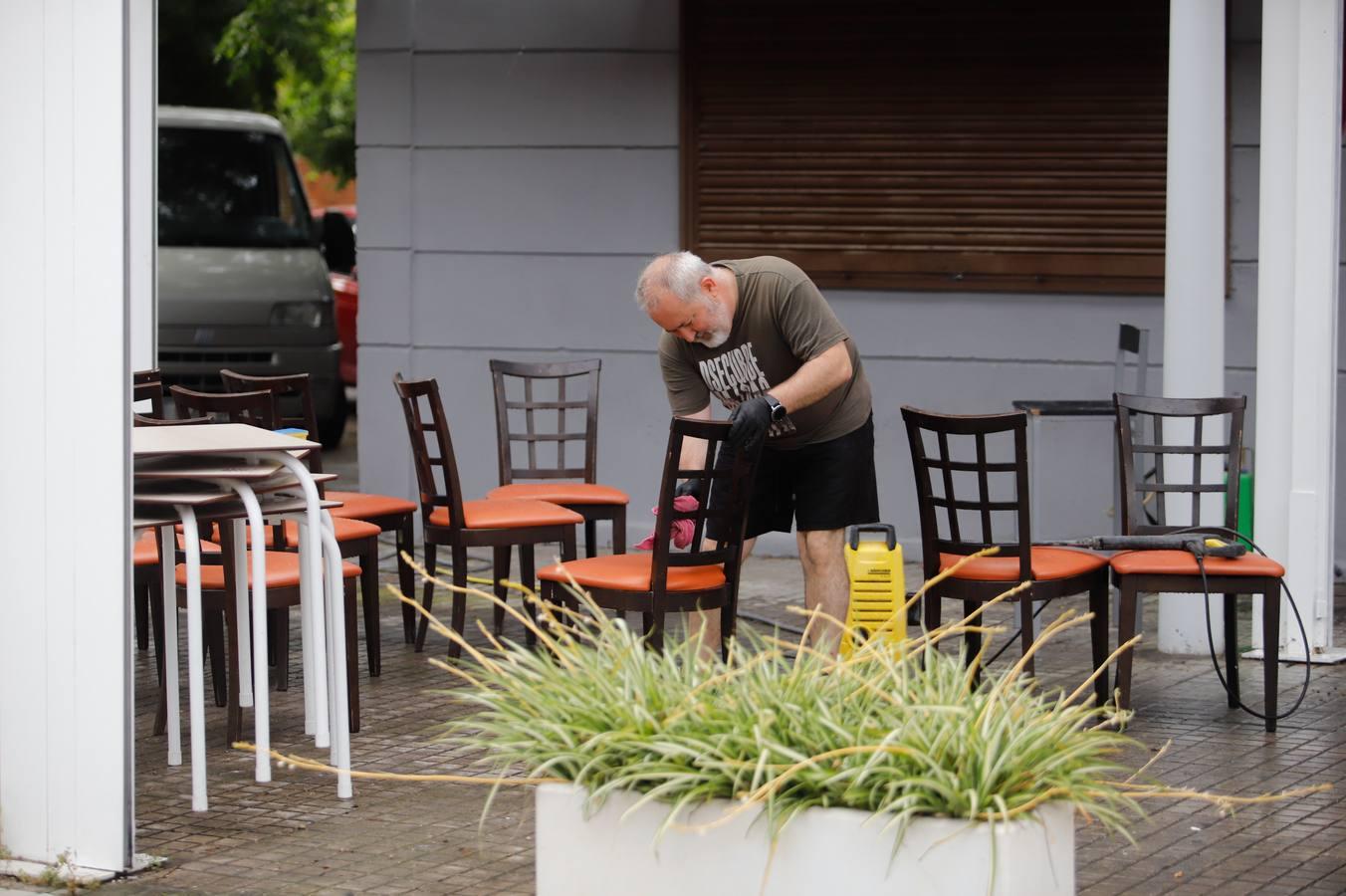 Los últimos retoques de bares y comercios para abrir, en imágenes