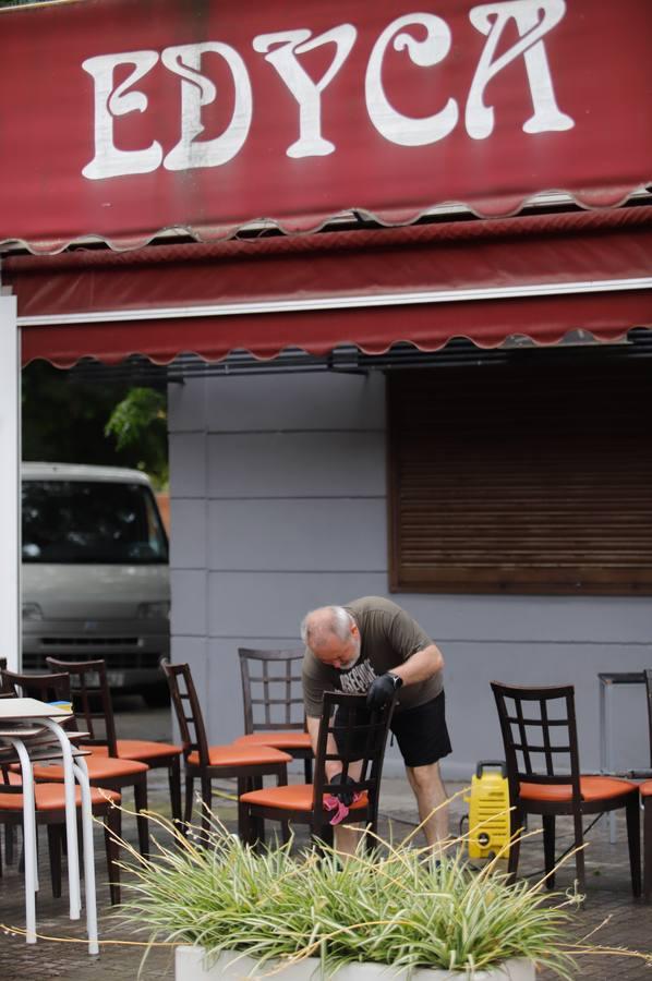 Los últimos retoques de bares y comercios para abrir, en imágenes