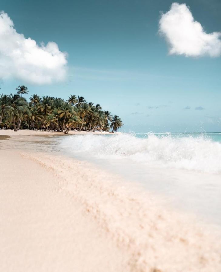 2- Islas Cook. Se trata de un estado libre asociado a Nueva Zelanda compuesto por 15 islas en las que viven 17.000 personas. No faltan los arrecifes de coral, las montañas escabrosas y los bosques selváticos que atraen a turistas de todo el mundo que vienen a realizar todo tipo de actividades relacionadas con la naturaleza entre las que destacan el snorkel y el buceo.
