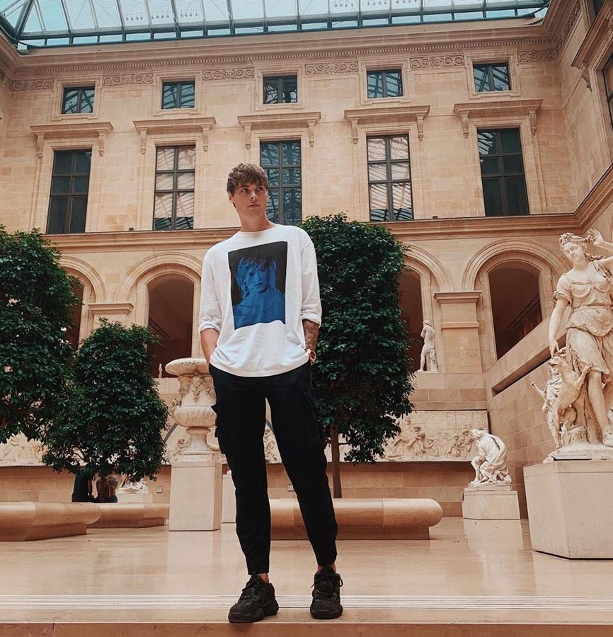 4- Gustav Magnar Witzoe. Edad: 26 añosPatrimonio: 2.300 millones de dólaresSu padre es el dueño de Salmar ASA, una de las productoras de salmón más potentes de Noruega. A él le corresponde la mitad y, aunque es consciente de que en un futuro tendrá que regentar el negocio, por ahora prefiere dedicarse al modelaje tal y como muestra en su cuidada cuenta de Instagram.