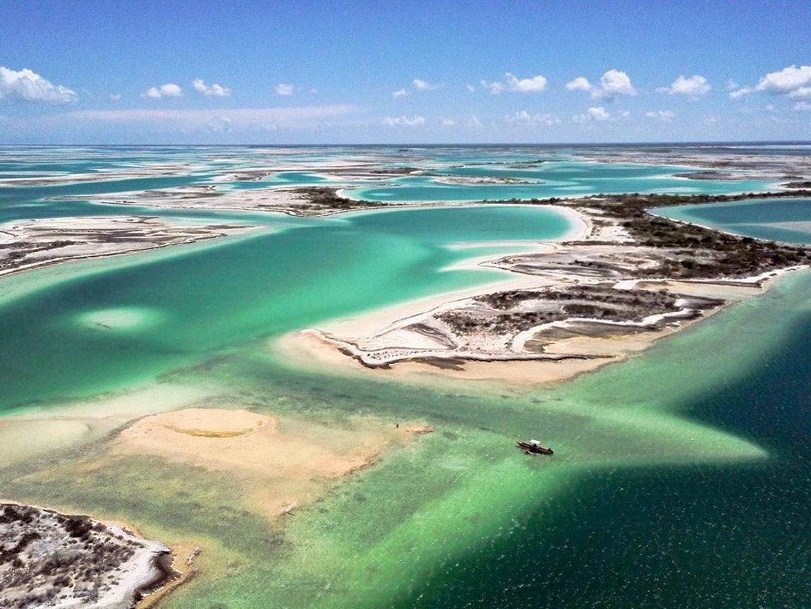 6- Kiribati. Si por algún casual te habías planteado viajar a esta pequeña isla, no lo tienes nada fácil, pues solo se accede en avión desde Fiji o la ciudad australiana de Brisbane; de ahí que sea uno de los países con menos turismo del mundo. Unas vacaciones aquí serán lo más parecido que nunca verías a un mundo sin manipulación humana.