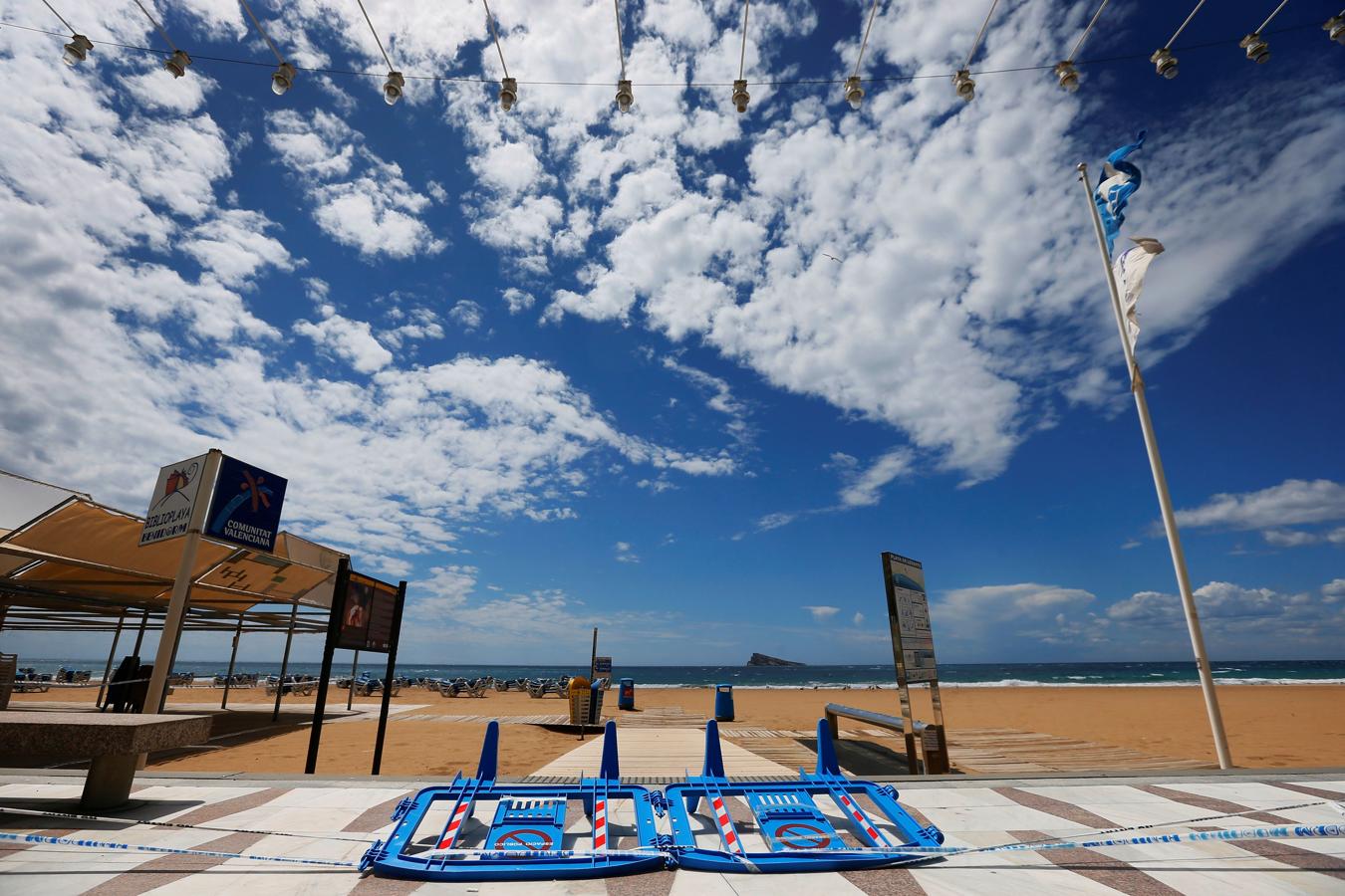 La playa, lista para los deportistas. Aunque todavía no está permitido el baño, en las playa de gran parte de España se pueden practicar deportes como el surf, el esquí acuático, etc.  Es lo que sucede en la Comunidad Valenciana donde el 30% de la región ha cambiado de fase. Arriba, una de las playas de Benidorm, lista para recibir a aficionados y profesionales