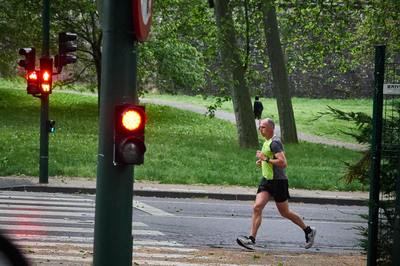 Los horarios no cambian. Las franjas horarias para los paseos o para hacer deporte no varían al pasar de la fase 0 a la 1. Siguen siendo de 6 a 10 horas y de 20 a 23 horas. Arriba, un madrugador corredor practica en Pamplona (Navarra)