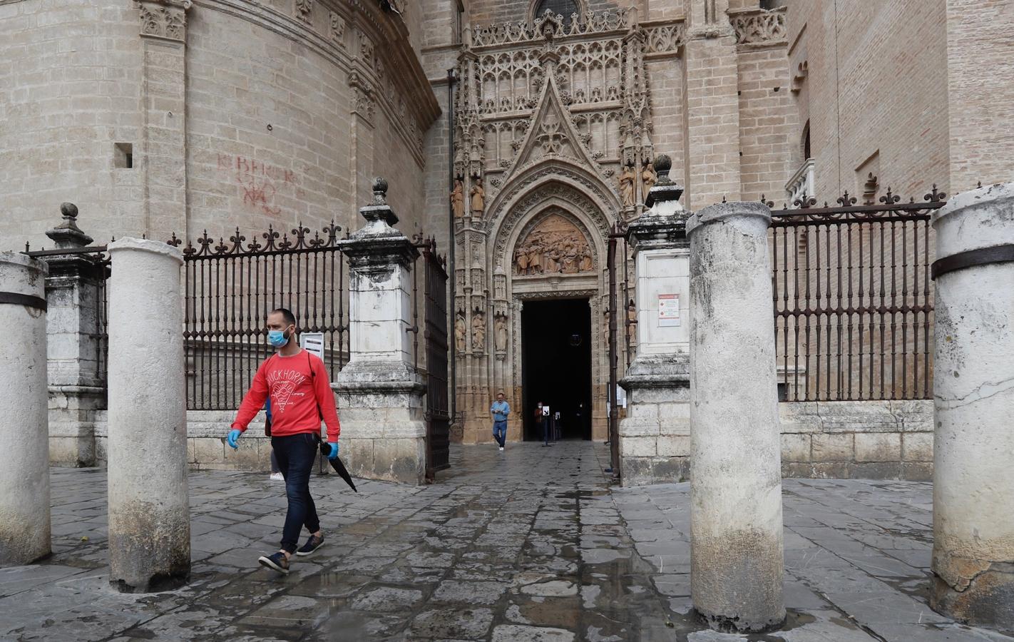 Rezos y visitas a la catedral. Varias personas salen de la catedral de Sevilla, aprovechando la apertura de los templos. Pueden rezar, asistir a misa, confesarse o recorrerla, eso sí, siempre que no se sobrepase el aforo de un tercio