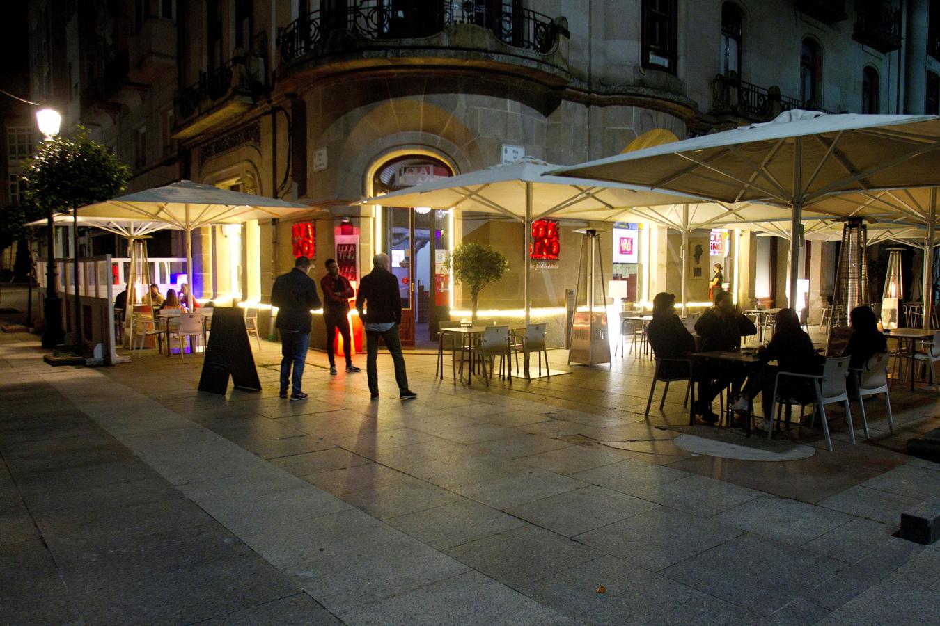 Los primeros en abrir a medianoche. Galicia entró a las doce de la noche en la Fase 1. Y algunos establecimientos no quisieron perder el tiempo y abrieron a esa hora. No faltaron clientes que disfrutaron de un refresco, una cerveza o un café después de dos meses de cierre. Sobre estas líneas, una cafetería en Vigo con clientes esperando