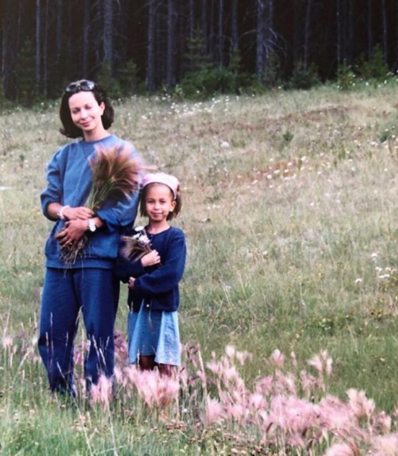 Hailey Baldwin Bieber junto a su madre. 