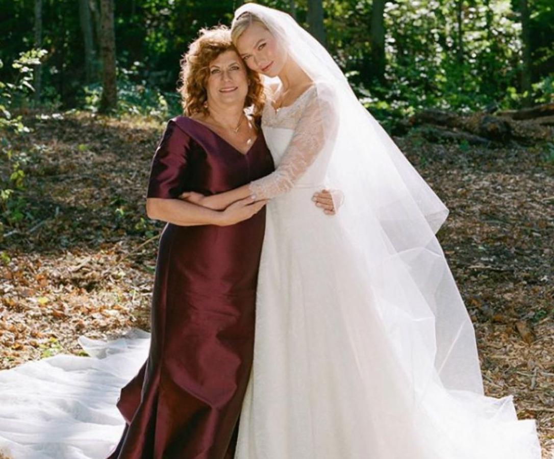 Karlie Kloss el día de su boda junto a su madre. 