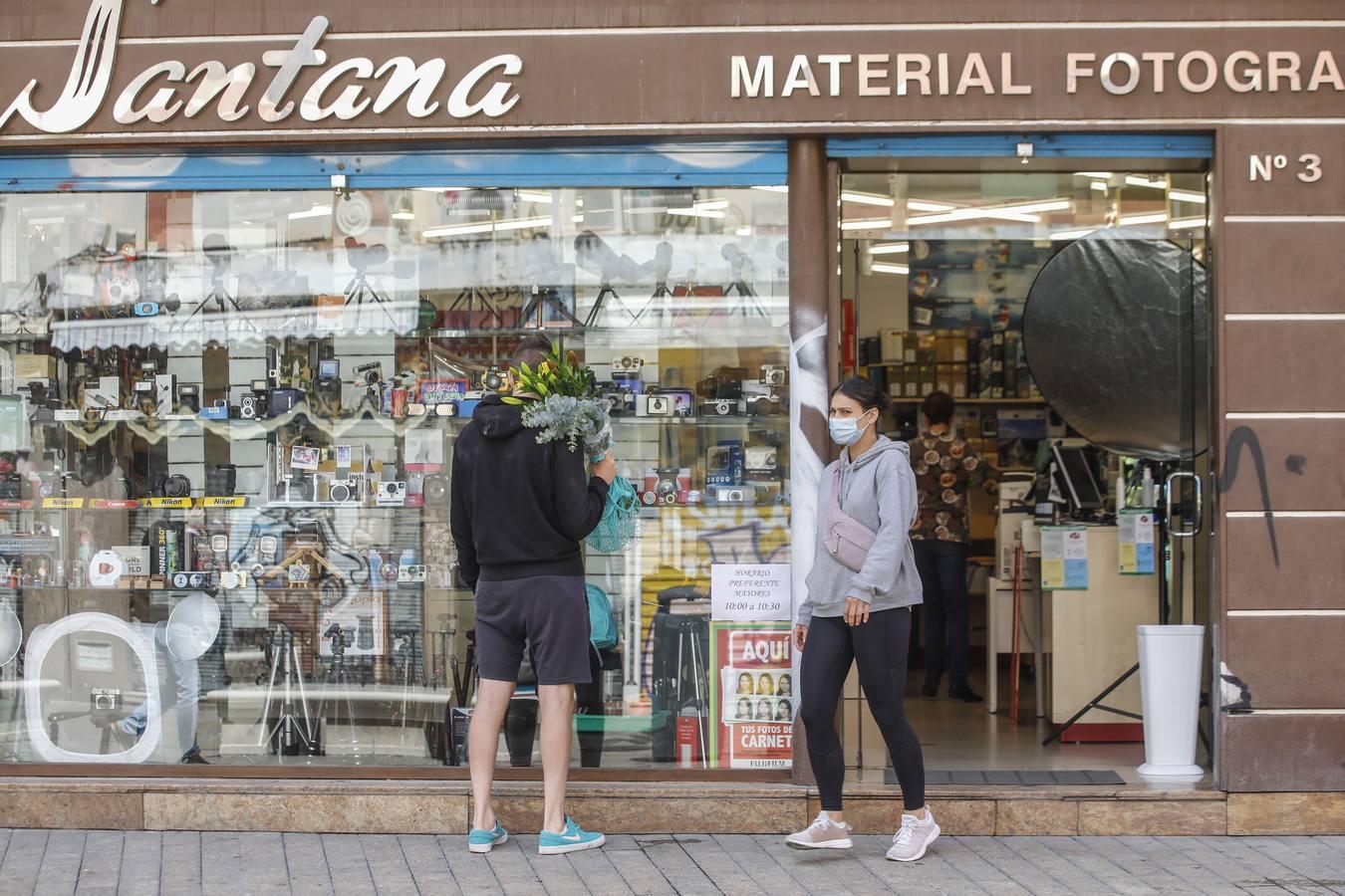 Segundo día de reapertura de comercios en Sevilla