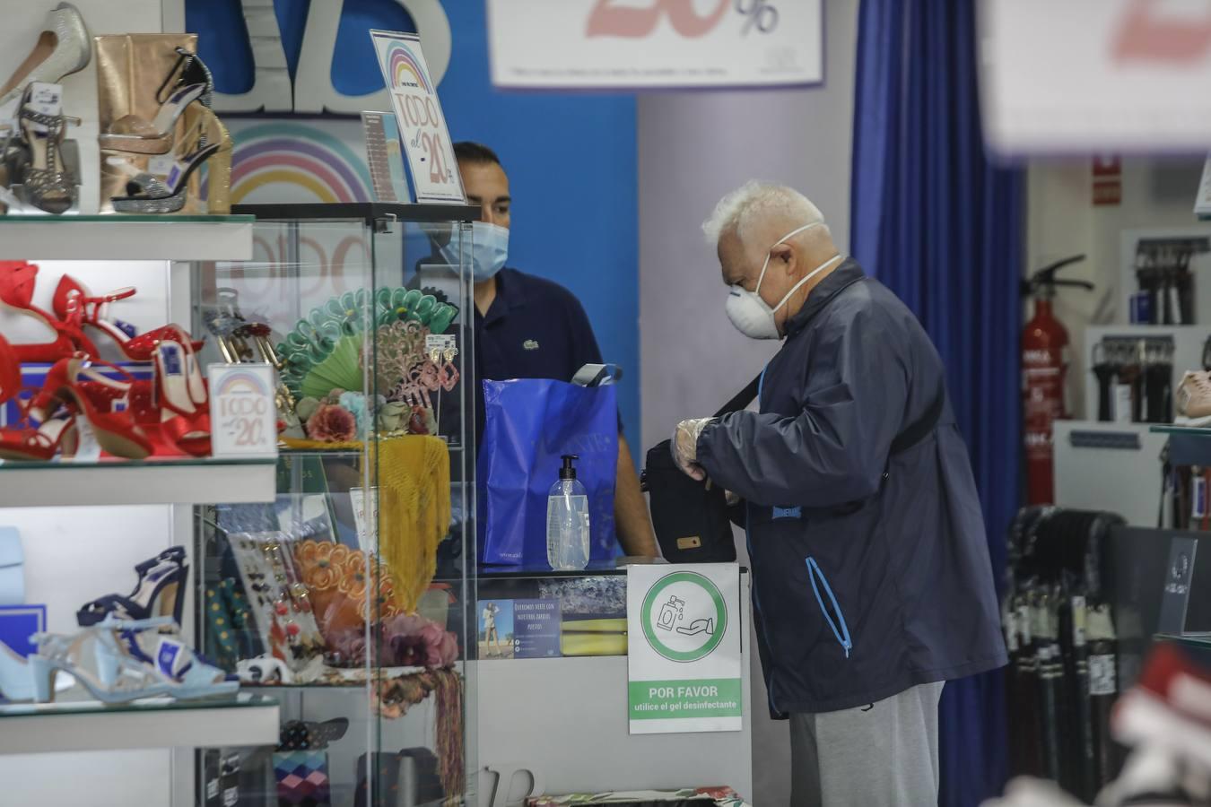 Segundo día de reapertura de comercios en Sevilla