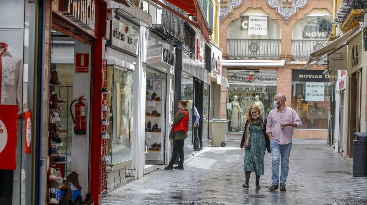 Segundo día de reapertura de comercios en Sevilla