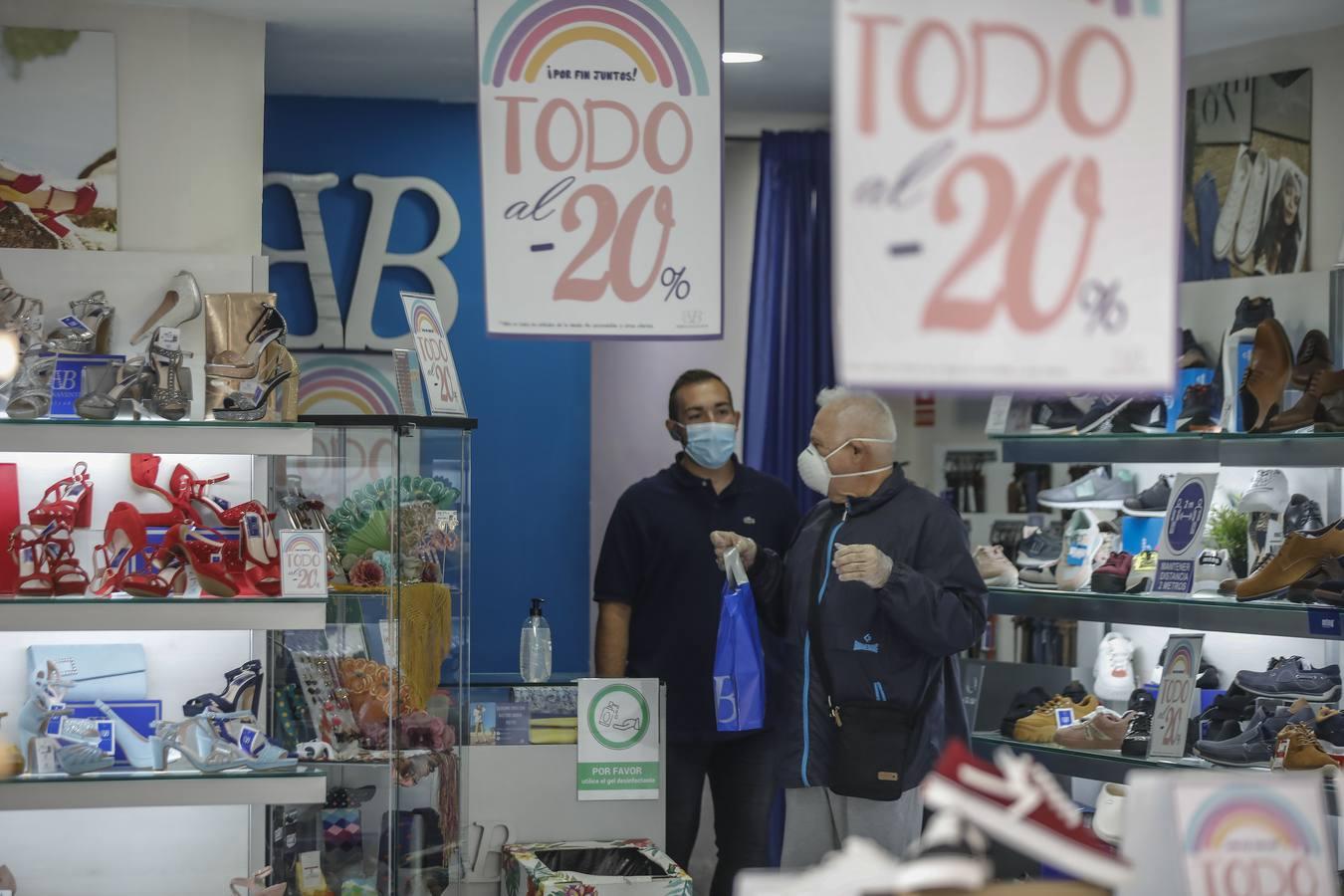 Segundo día de reapertura de comercios en Sevilla