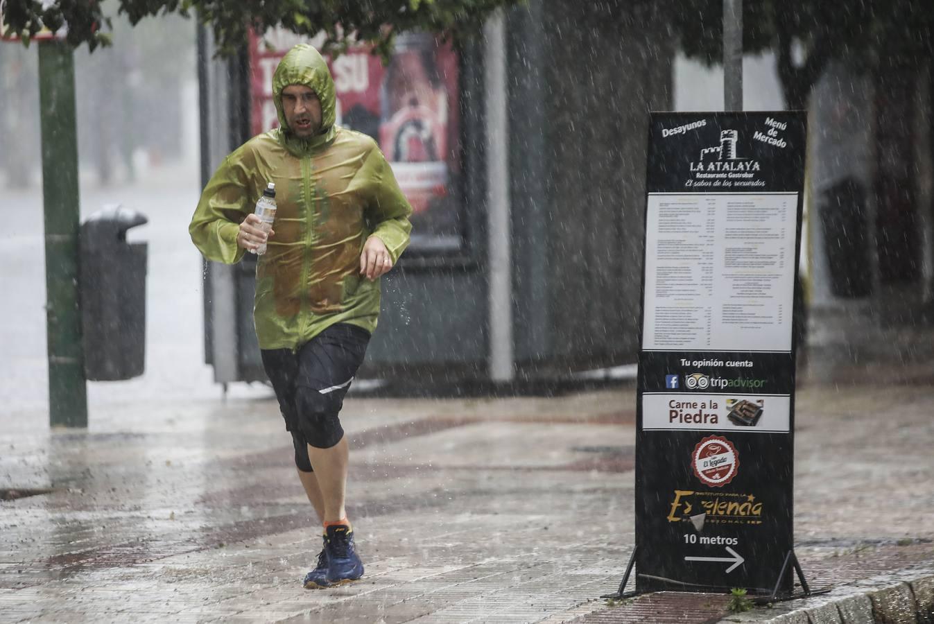 En imágenes, Sevilla bajo las fuertes lluvias y tormentas de este martes