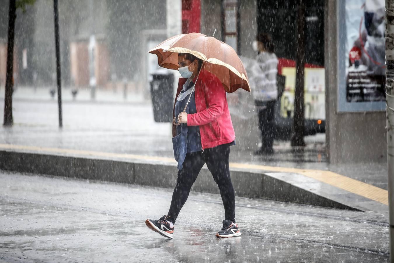 En imágenes, Sevilla bajo las fuertes lluvias y tormentas de este martes