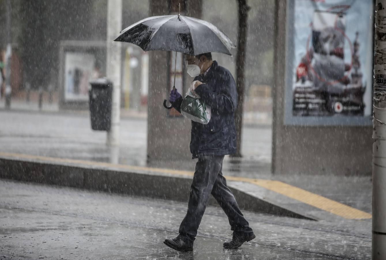 En imágenes, Sevilla bajo las fuertes lluvias y tormentas de este martes