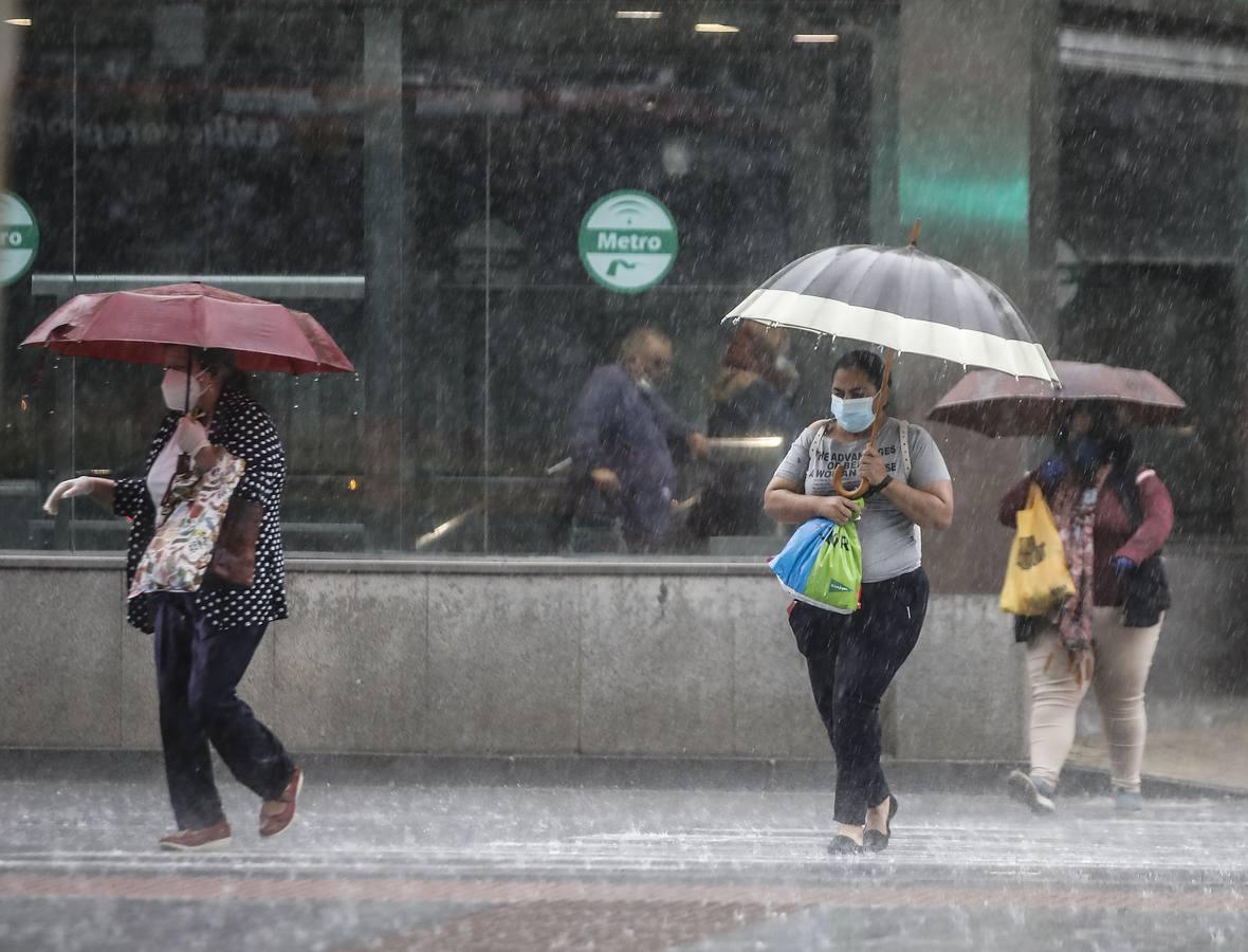 En imágenes, Sevilla bajo las fuertes lluvias y tormentas de este martes