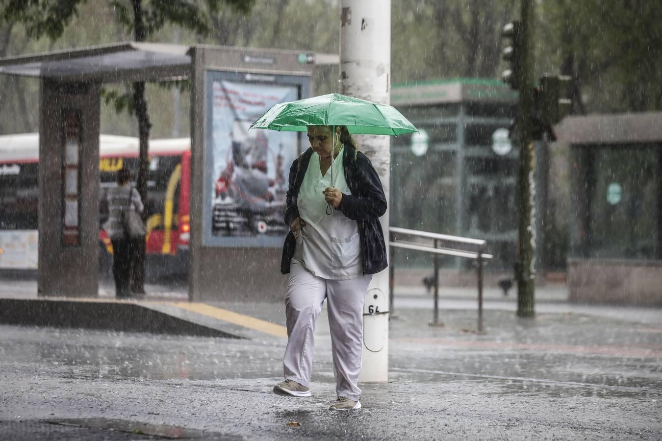 En imágenes, Sevilla bajo las fuertes lluvias y tormentas de este martes