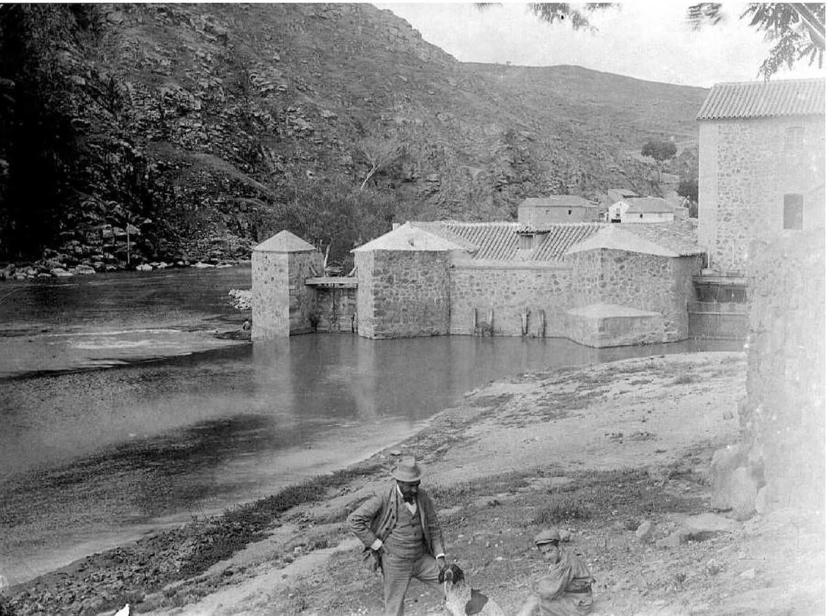 Tajamares de los antiguos molinos del Hierro en la orilla derecha, hacia 1905. A la derecha, el moderno edificio harinero que creó Castor Sierra en 1890. Archivo Municipal de Toledo. Col. Luis Alb. 