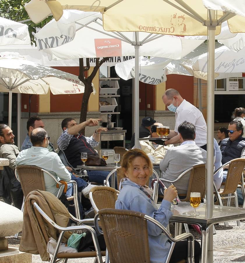 Ambiente en las terrazas de los bares de Sevilla en el tercer día de la fase 1