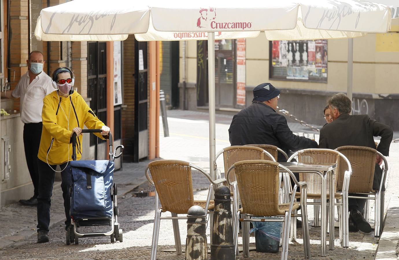 Ambiente en las terrazas de los bares de Sevilla en el tercer día de la fase 1