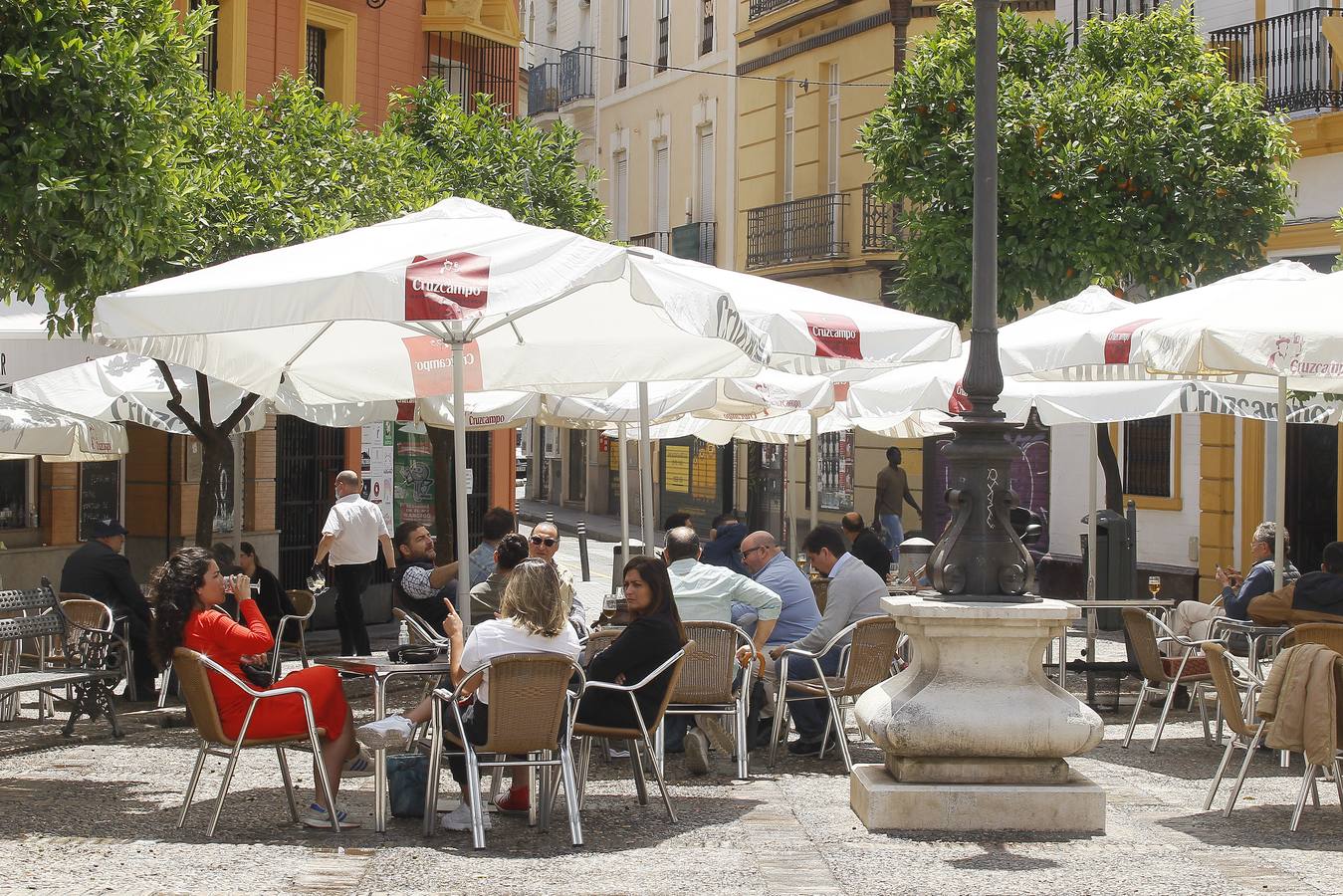 Ambiente en las terrazas de los bares de Sevilla en el tercer día de la fase 1