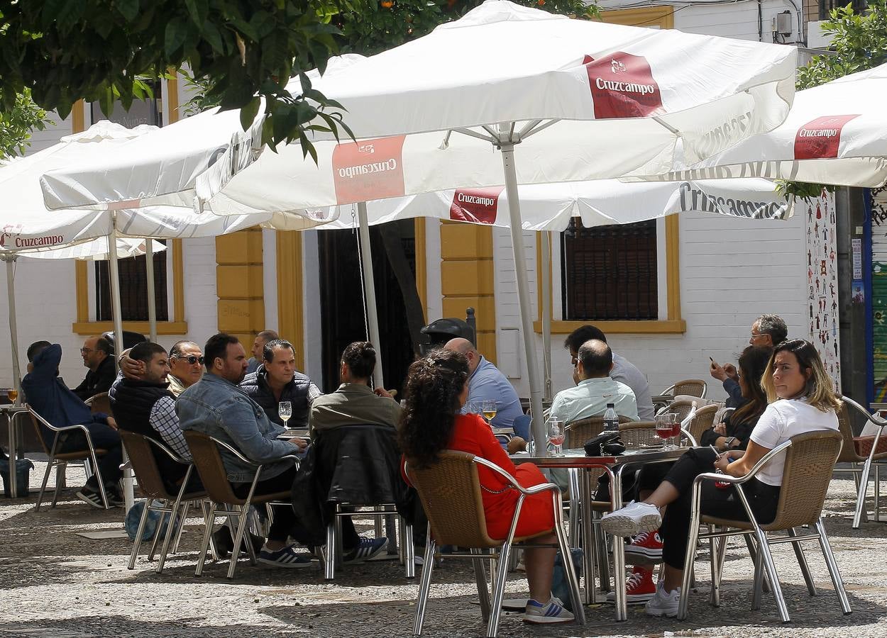 Ambiente en las terrazas de los bares de Sevilla en el tercer día de la fase 1