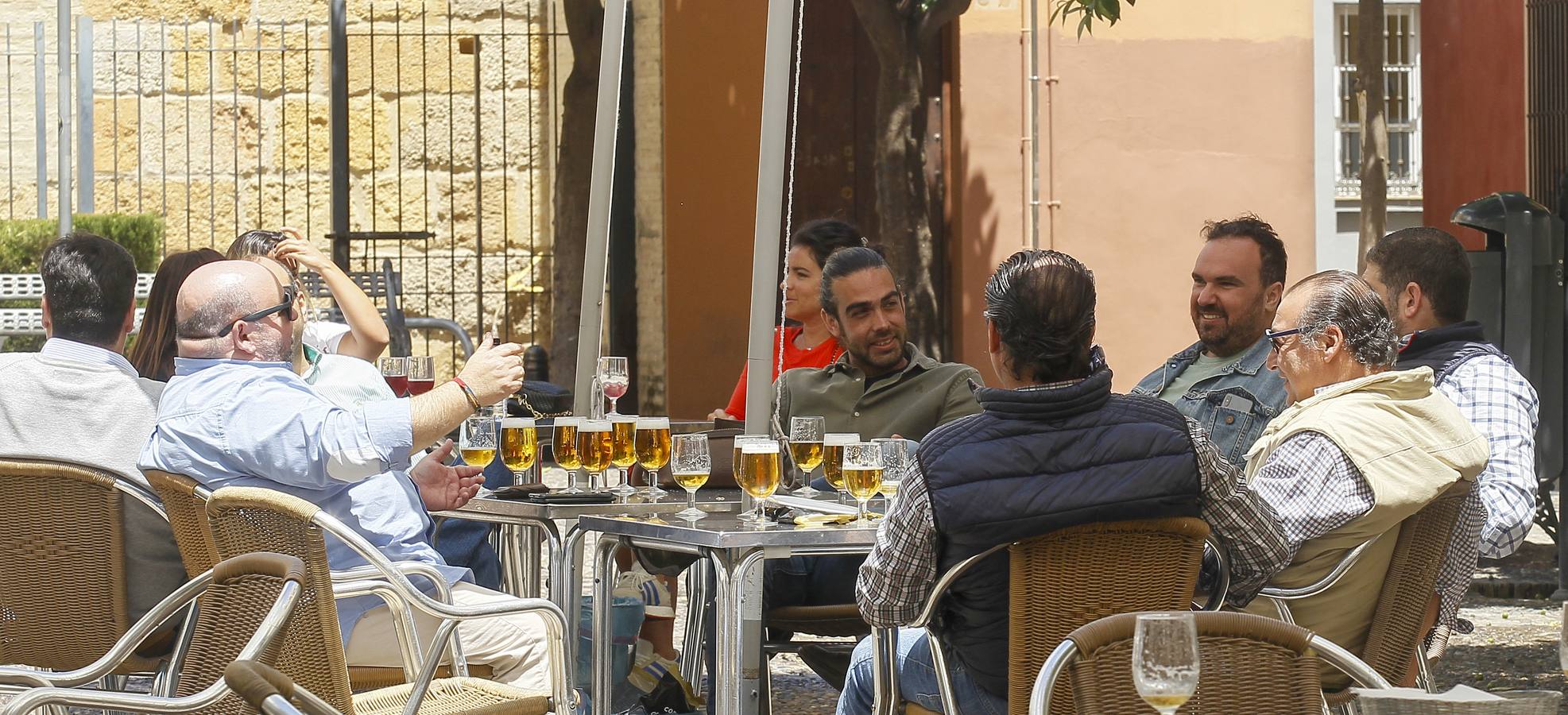 Ambiente en las terrazas de los bares de Sevilla en el tercer día de la fase 1