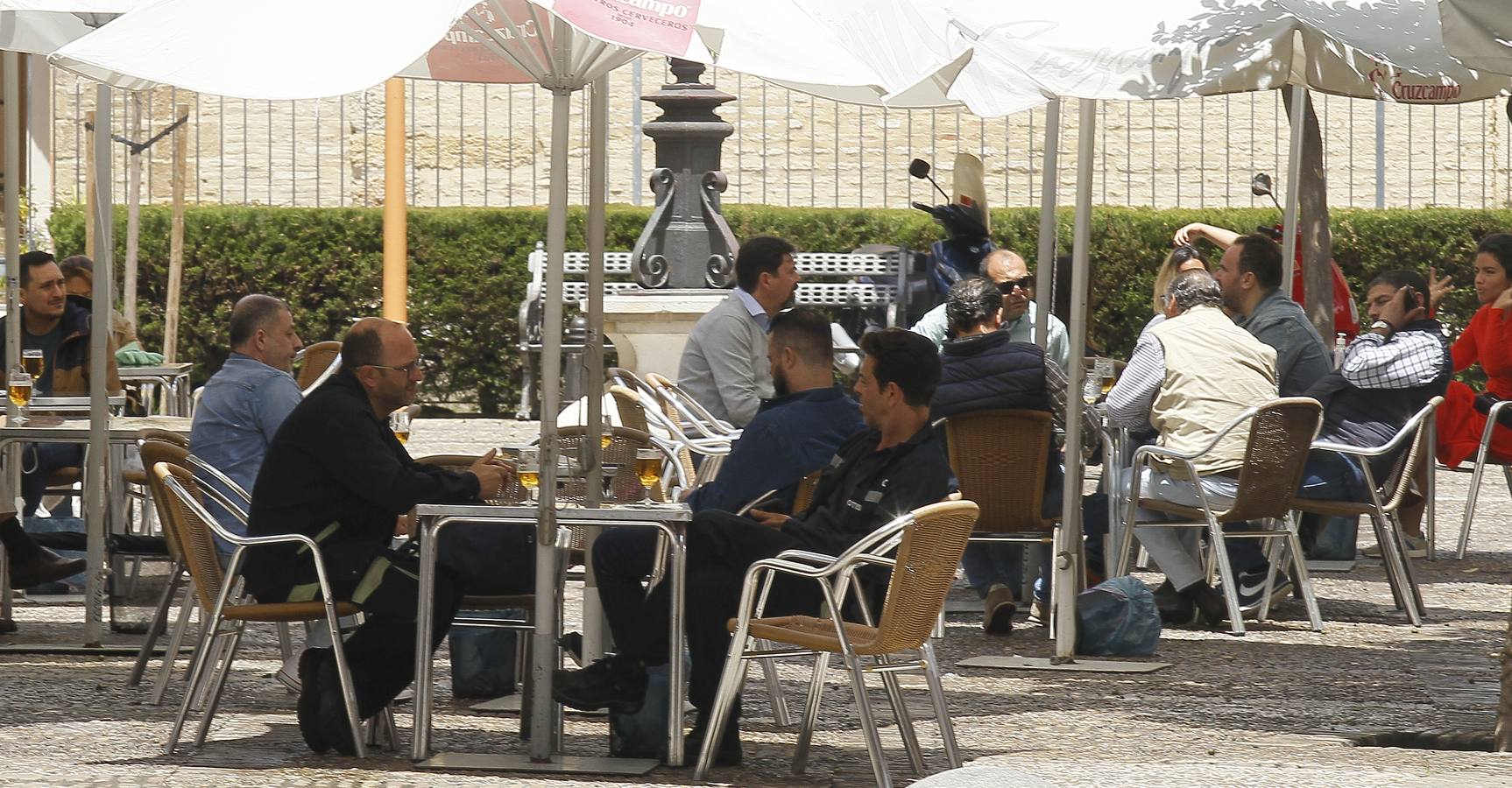 Ambiente en las terrazas de los bares de Sevilla en el tercer día de la fase 1