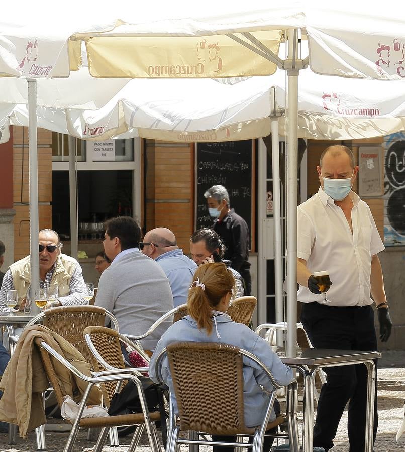 Ambiente en las terrazas de los bares de Sevilla en el tercer día de la fase 1