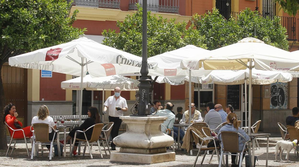 Ambiente en las terrazas de los bares de Sevilla en el tercer día de la fase 1