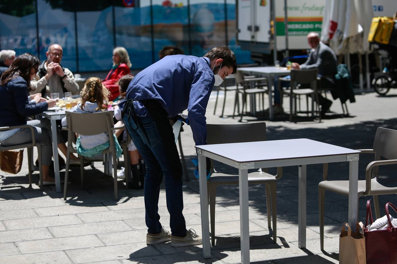 Ambiente en las terrazas de los bares de Sevilla en el tercer día de la fase 1