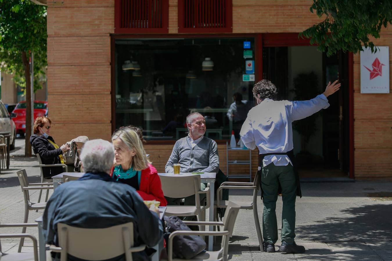 Ambiente en las terrazas de los bares de Sevilla en el tercer día de la fase 1