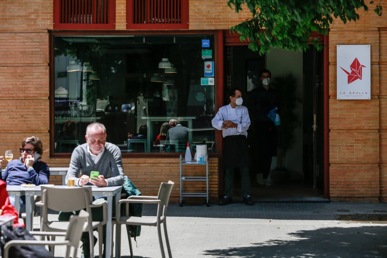 Ambiente en las terrazas de los bares de Sevilla en el tercer día de la fase 1