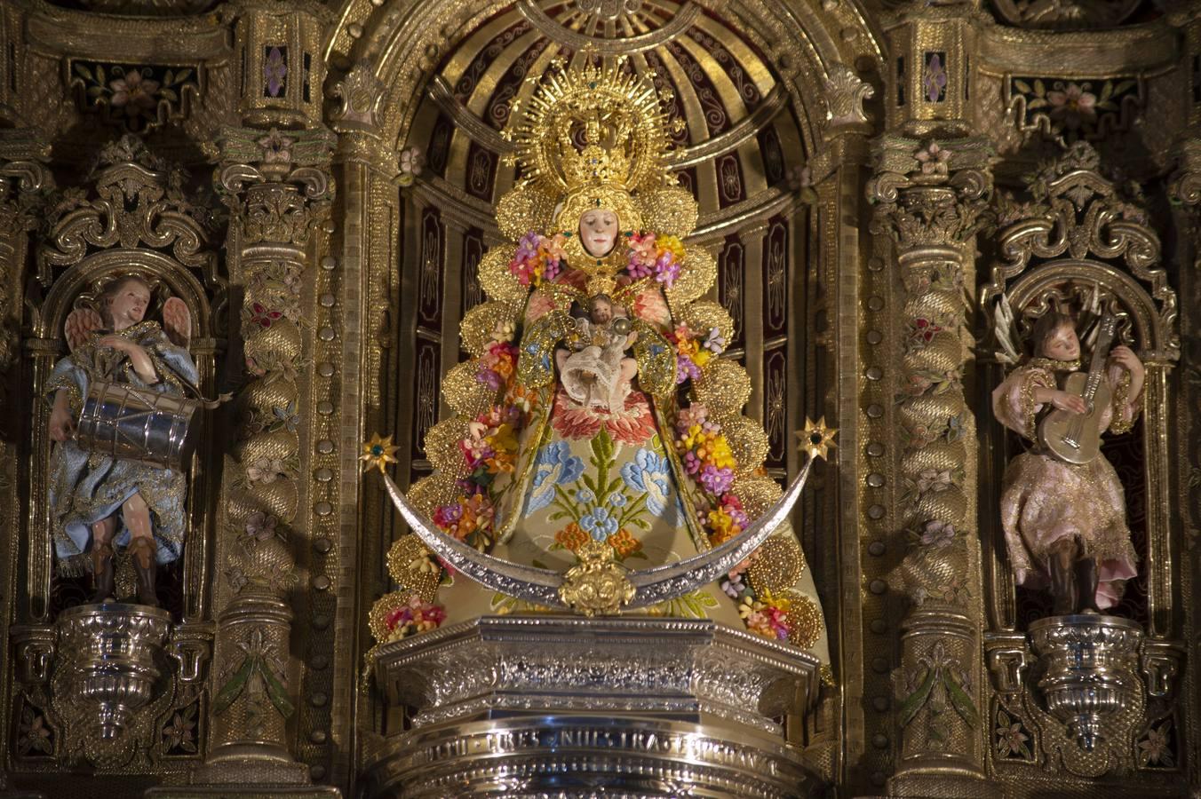 El altar de triduo del Rocío de la Macarena