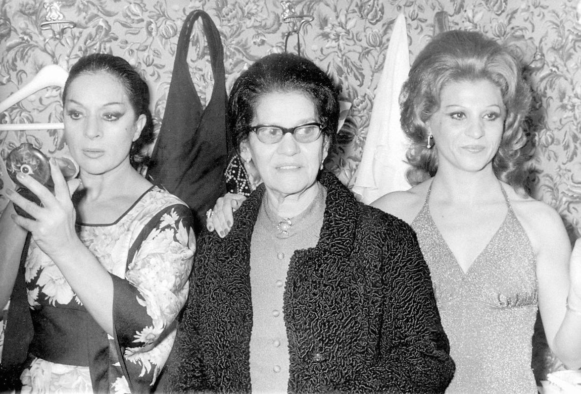 Lola y Carmen Flores posan junto a su madre