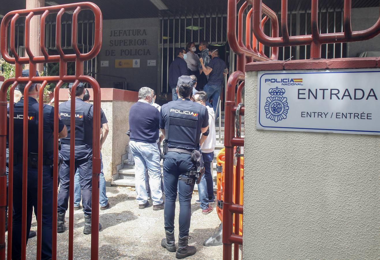 Largas colas de policías nacionales en Sevilla para hacerse test de coronavirus