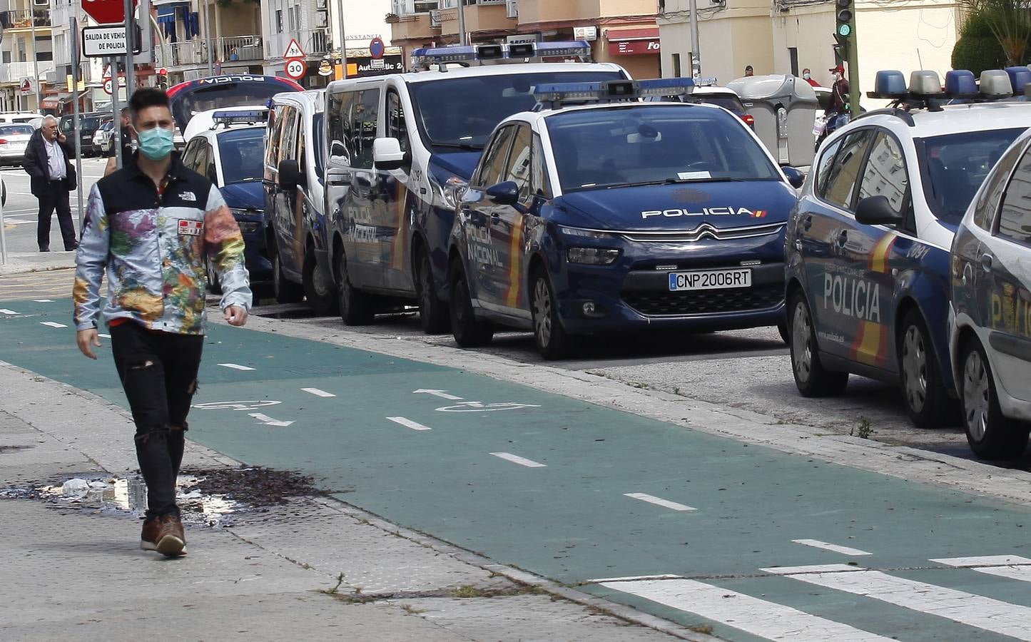 Largas colas de policías nacionales en Sevilla para hacerse test de coronavirus