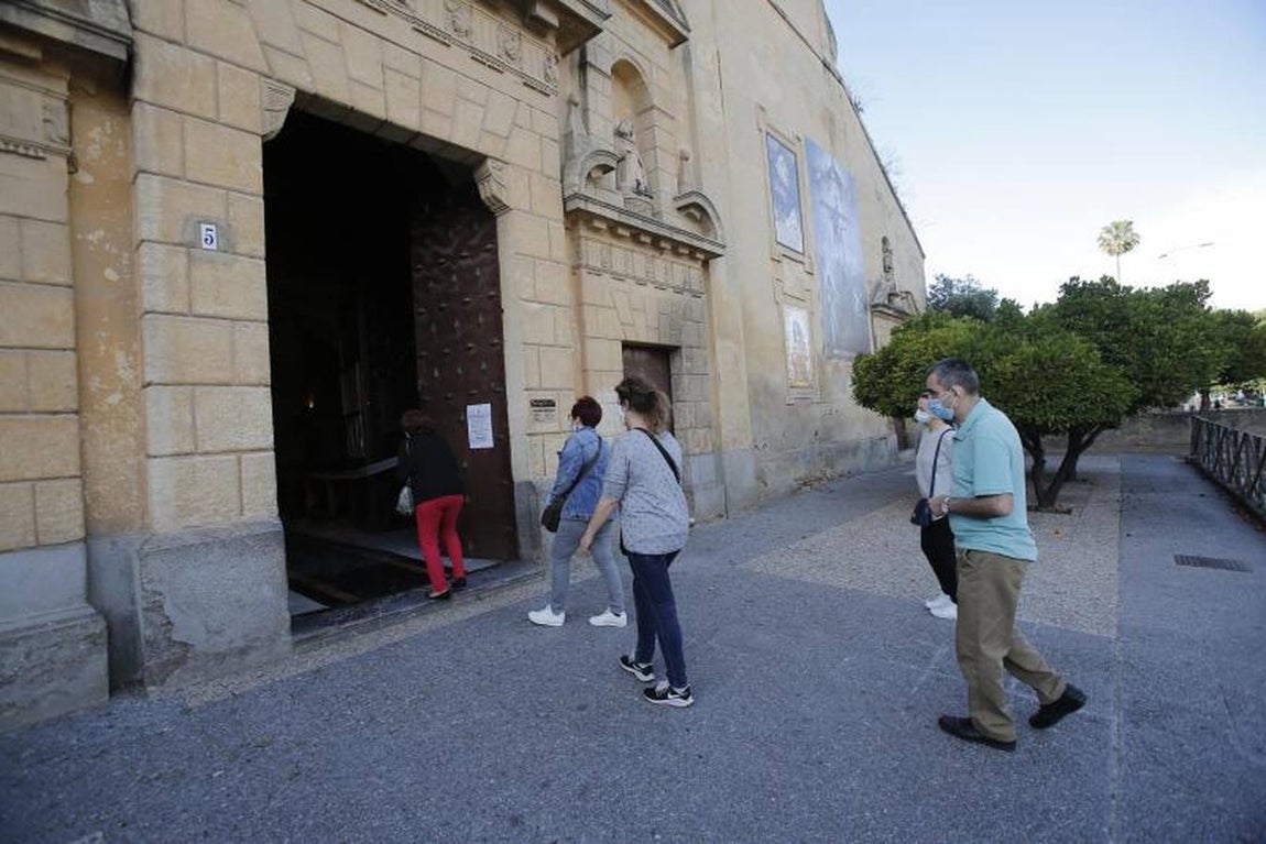 La visita al Rescatado en el primer viernes con los templos abiertos, en imágenes