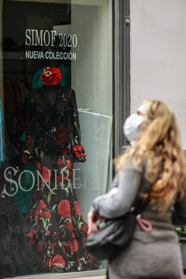 La moda flamenca se viste de luto en Sevilla