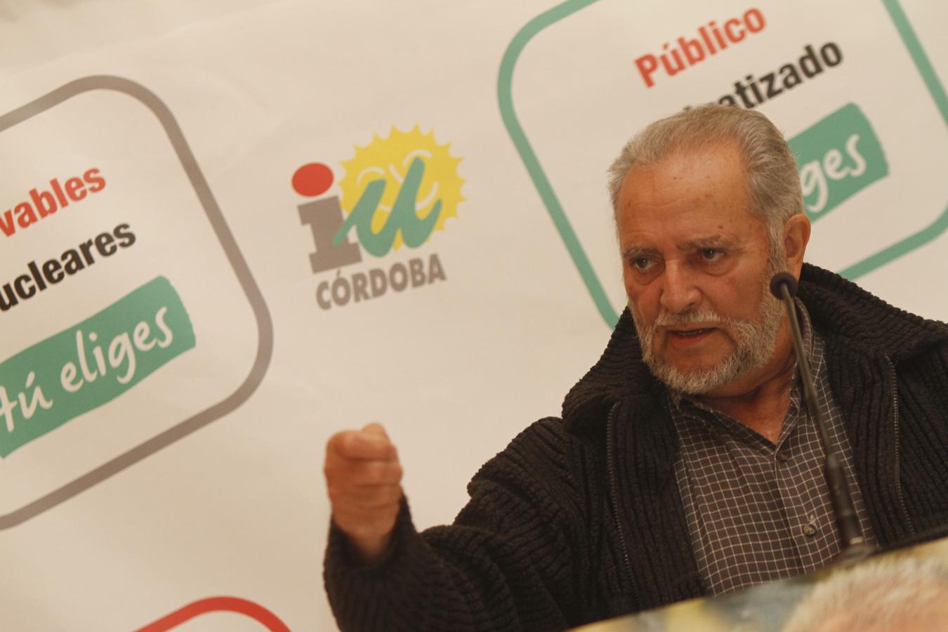 El histórico líder de IU, en un acto electoral del partido en 1999, poco antes de abandonar la coalición. En esta etapa hizo célebre la frase: «Programa, programa, programa», aludiendo que lo primero eran las señas de identidad del partido de cara a pactar con otras fuerzas como el PSOE