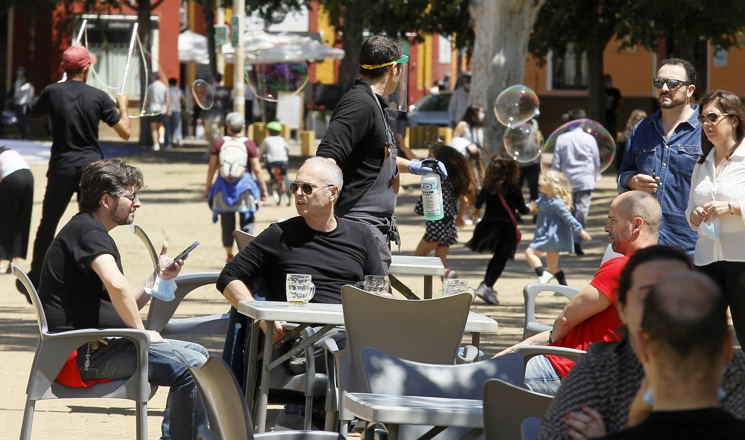 La «nueva normalidad» ya llena paseos y terrazas en Sevilla