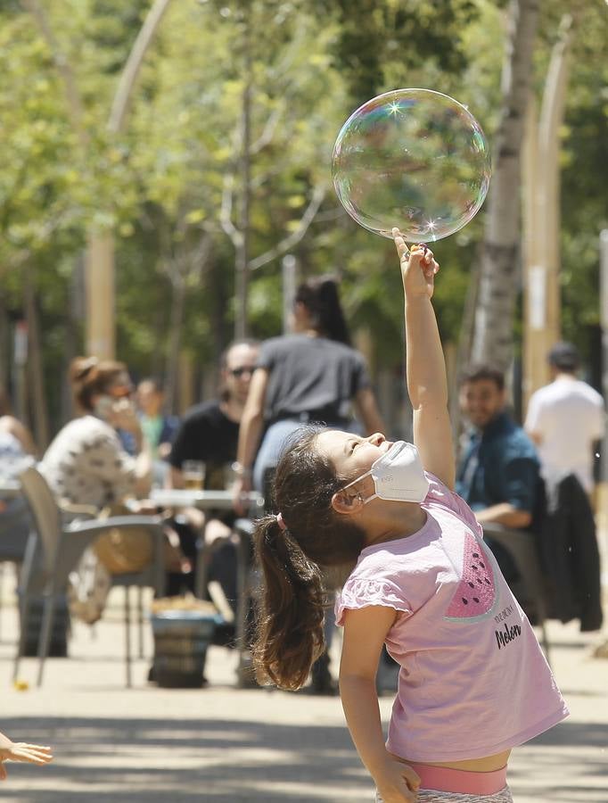 La «nueva normalidad» ya llena paseos y terrazas en Sevilla