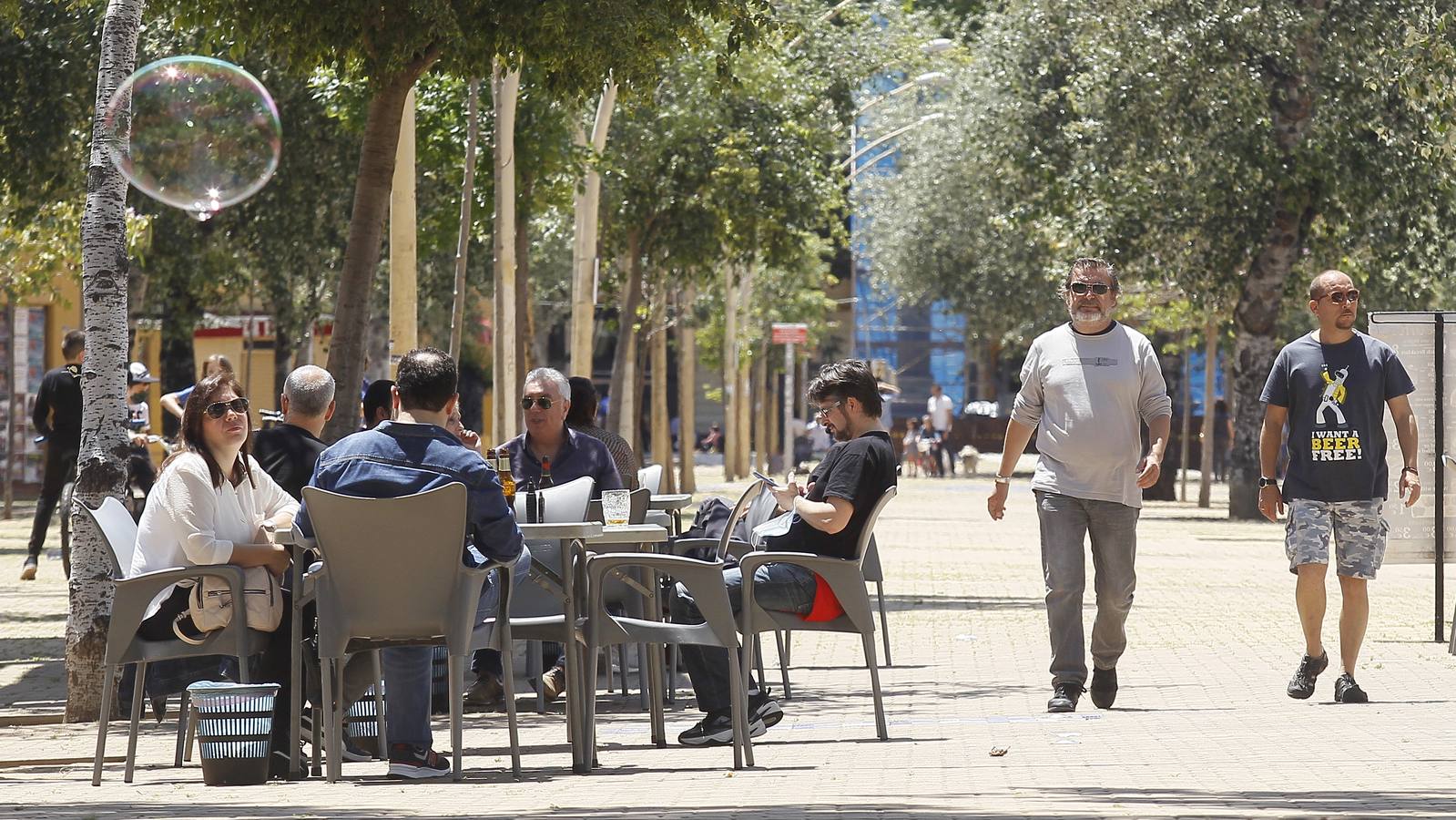 La «nueva normalidad» ya llena paseos y terrazas en Sevilla