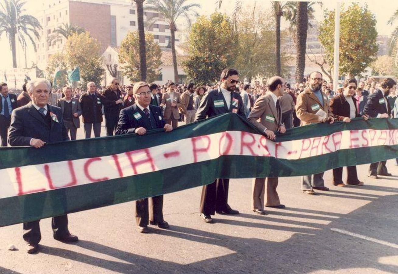 El paso de Julio Anguita por el Ayuntamiento de Córdoba, en imágenes