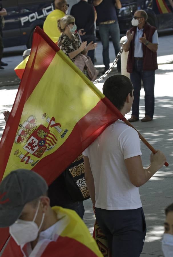 Un centenar de personas se manifiestan contra Pedro Sánchez en Sevilla