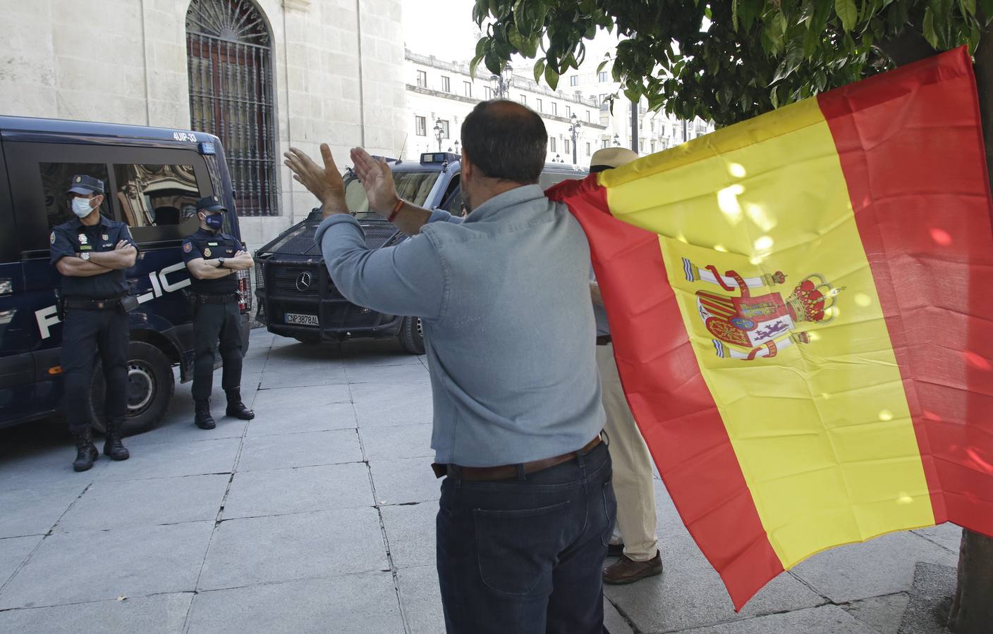 Un centenar de personas se manifiestan contra Pedro Sánchez en Sevilla